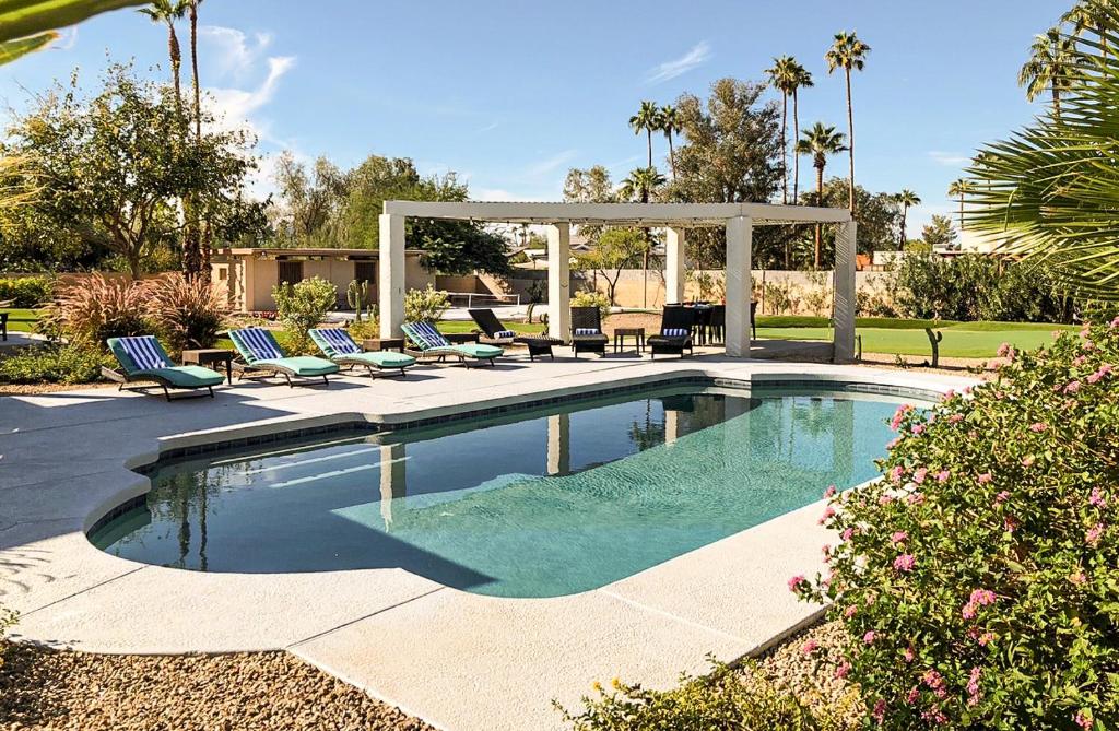 una piscina con sillas y un cenador en Scottsdale Golf Paradise -1 Acre of Fun 9-Hole Golf Course, Pickleball Court, Pool, Cornhole, en Scottsdale