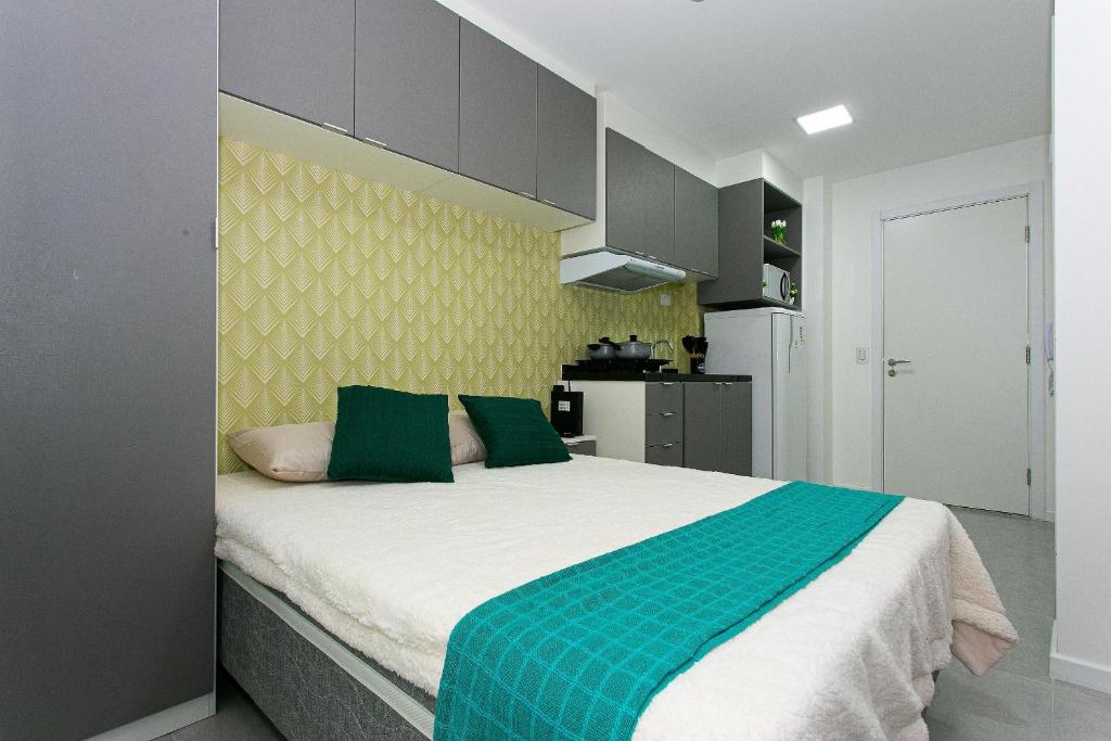 a bedroom with a large bed with green pillows at PC4008 - Apto moderno Tatuapé in Sao Paulo