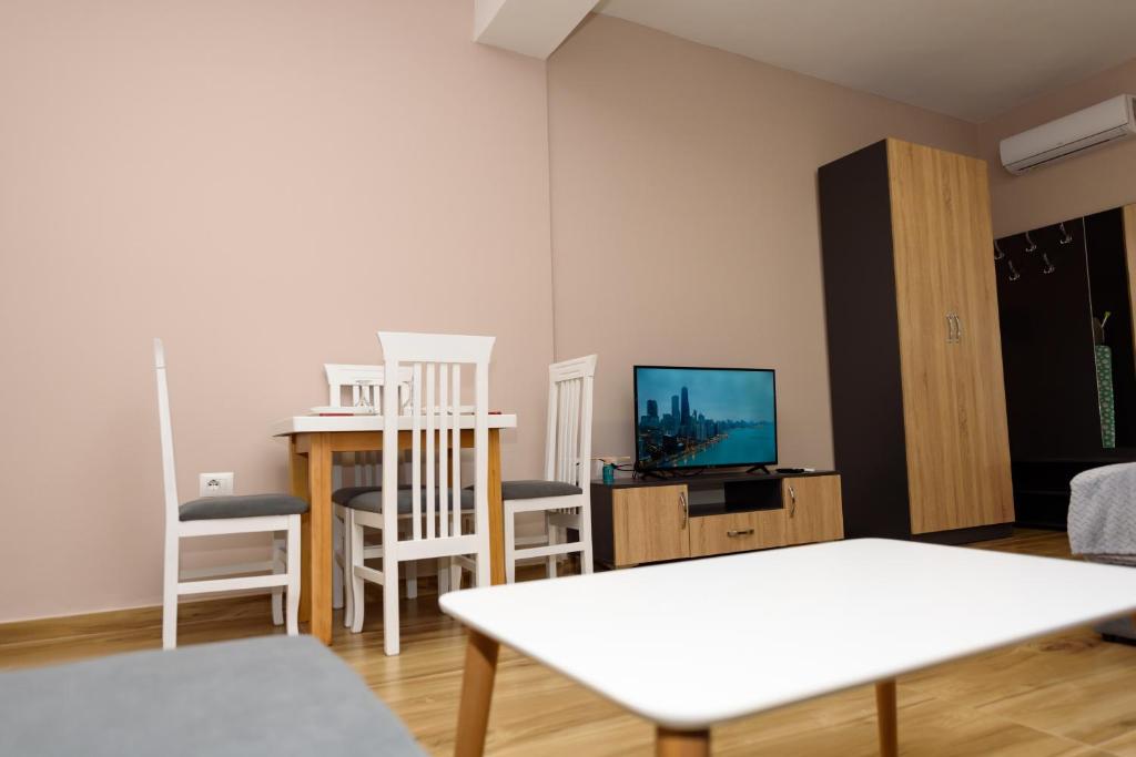 TV a/nebo společenská místnost v ubytování Mezani Guest House
