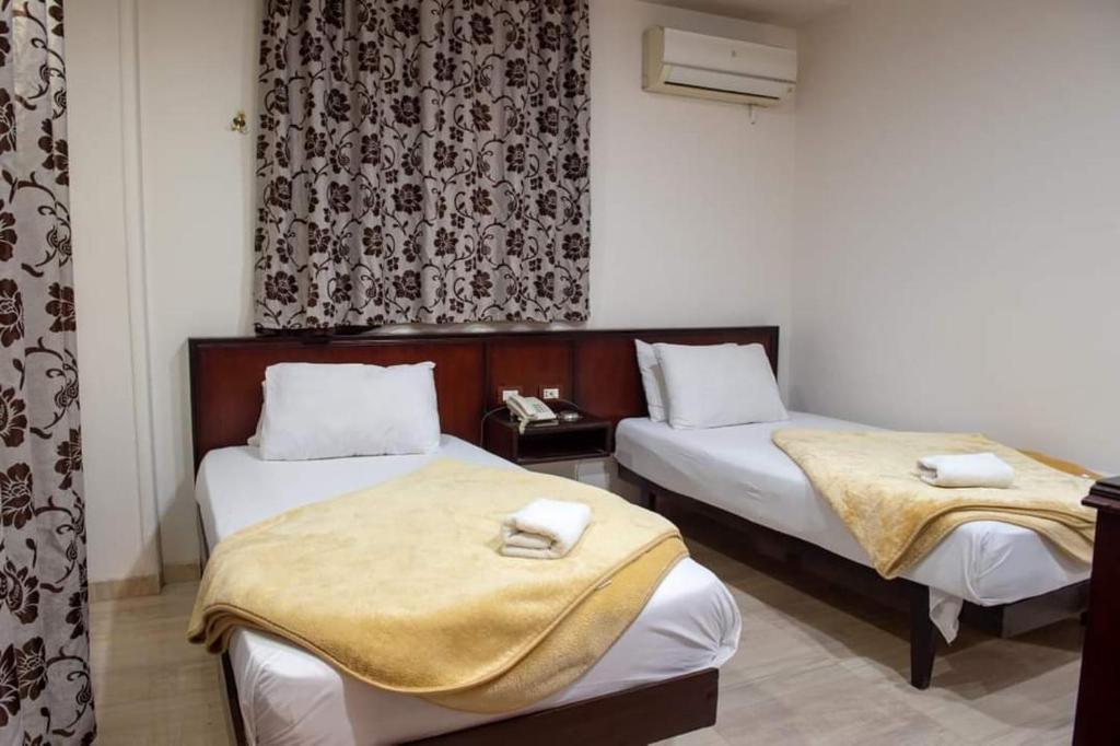Postel nebo postele na pokoji v ubytování Badr Hotel Assiut