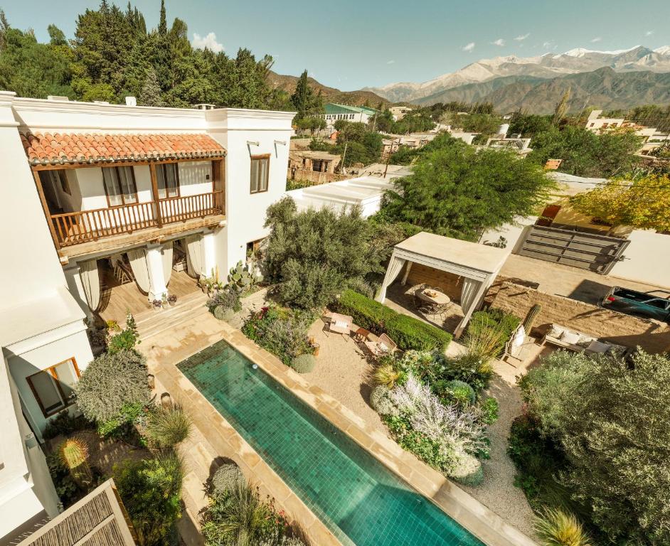 una vista aérea de una casa con piscina en El Cortijo Hotel Boutique en Cachí