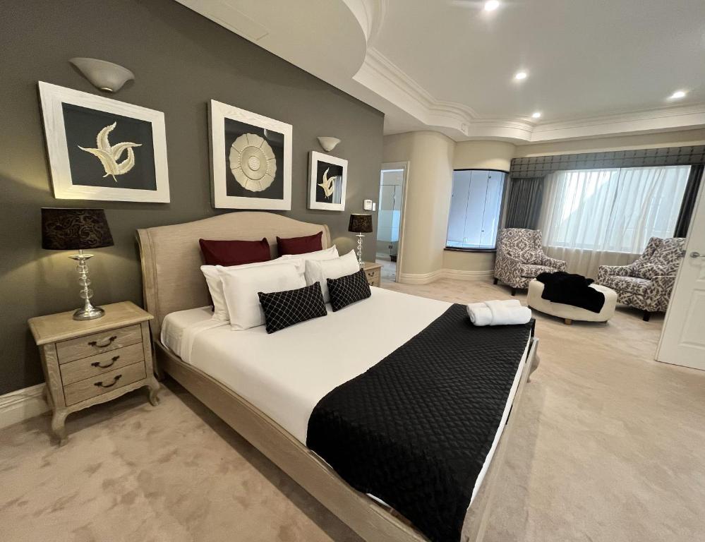 1 dormitorio con 1 cama grande y sala de estar en 59 Lakeside Luxury Views 2br 2baparking en Perth