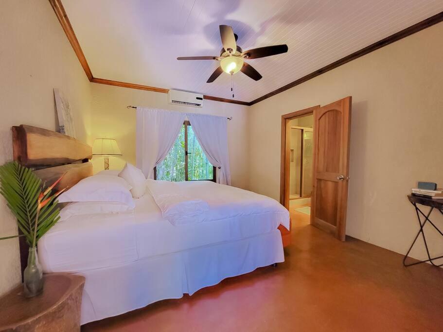 Postel nebo postele na pokoji v ubytování Vive Utila - Bed & Breakfast