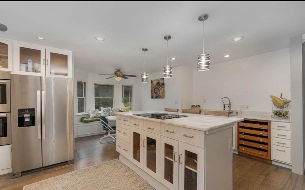 een keuken met witte kasten en een koelkast bij Trinity Resort, Home Outside Home. in Harrisburg