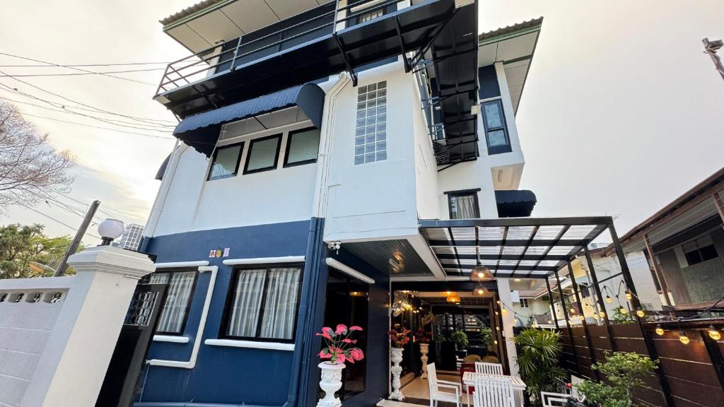 曼谷的住宿－FRIENDS@SaiLom，蓝色和白色的房子设有阳台