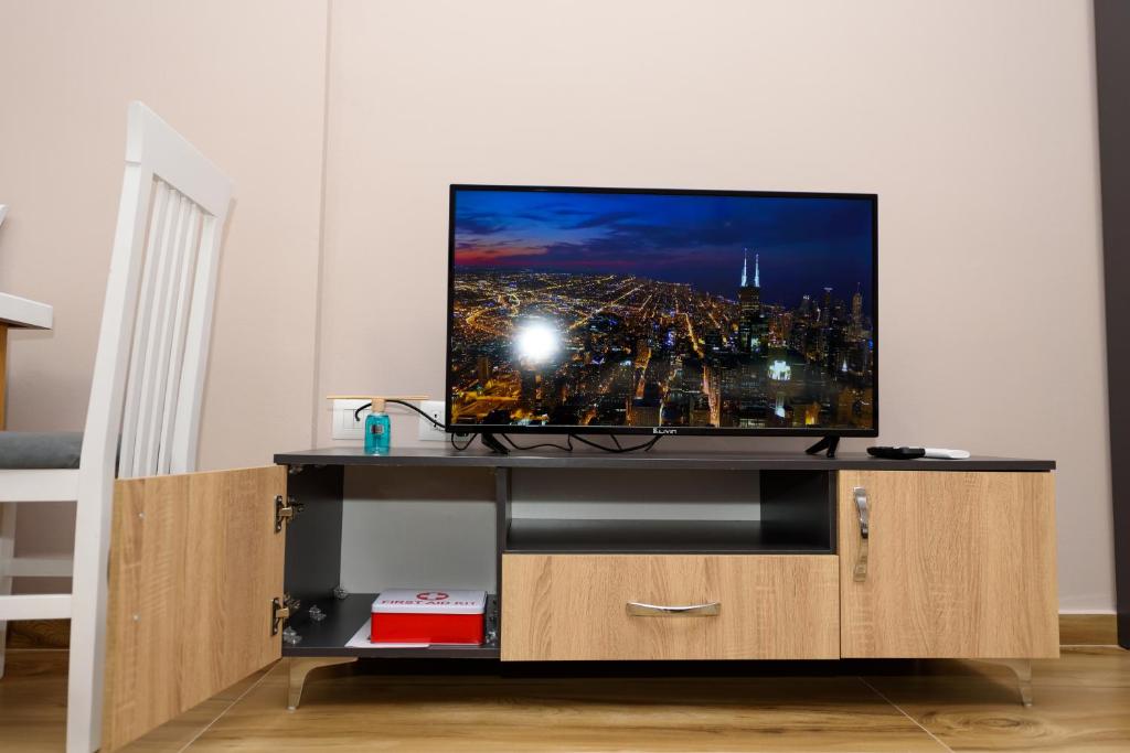 TV a/nebo společenská místnost v ubytování Mezani Guest House