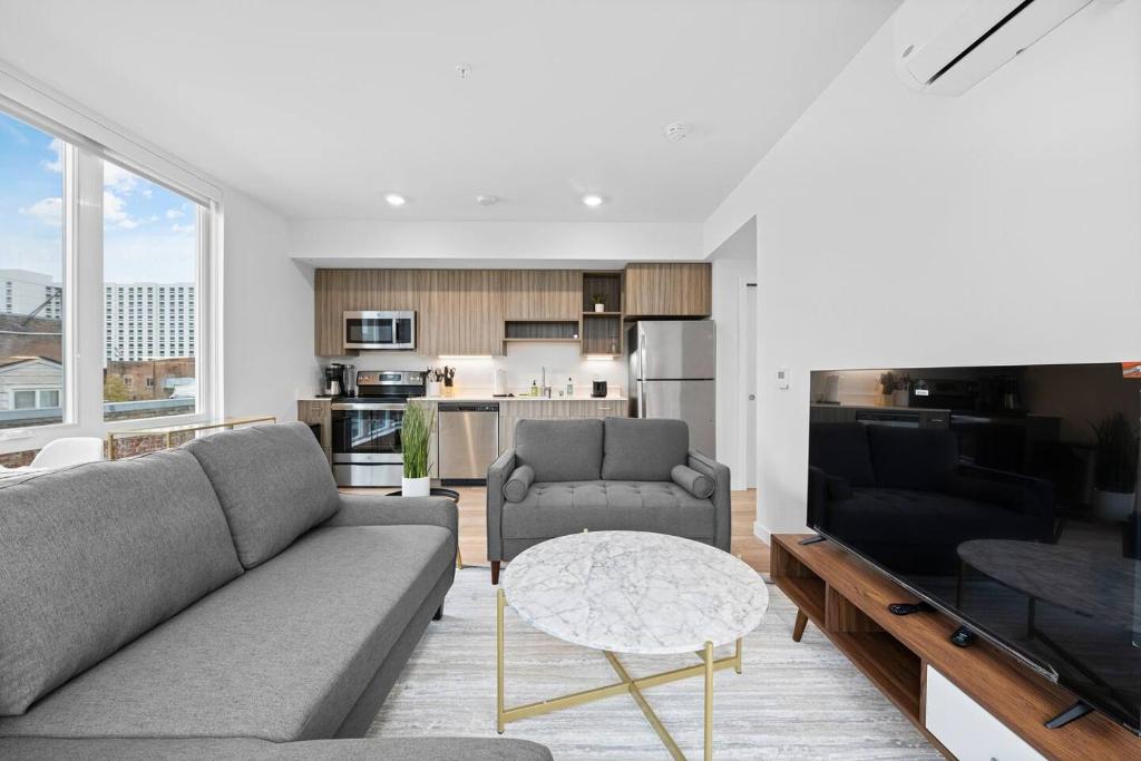 Kuchyň nebo kuchyňský kout v ubytování Charming 2bd2ba Apt Near Dt-petfriendlywifi