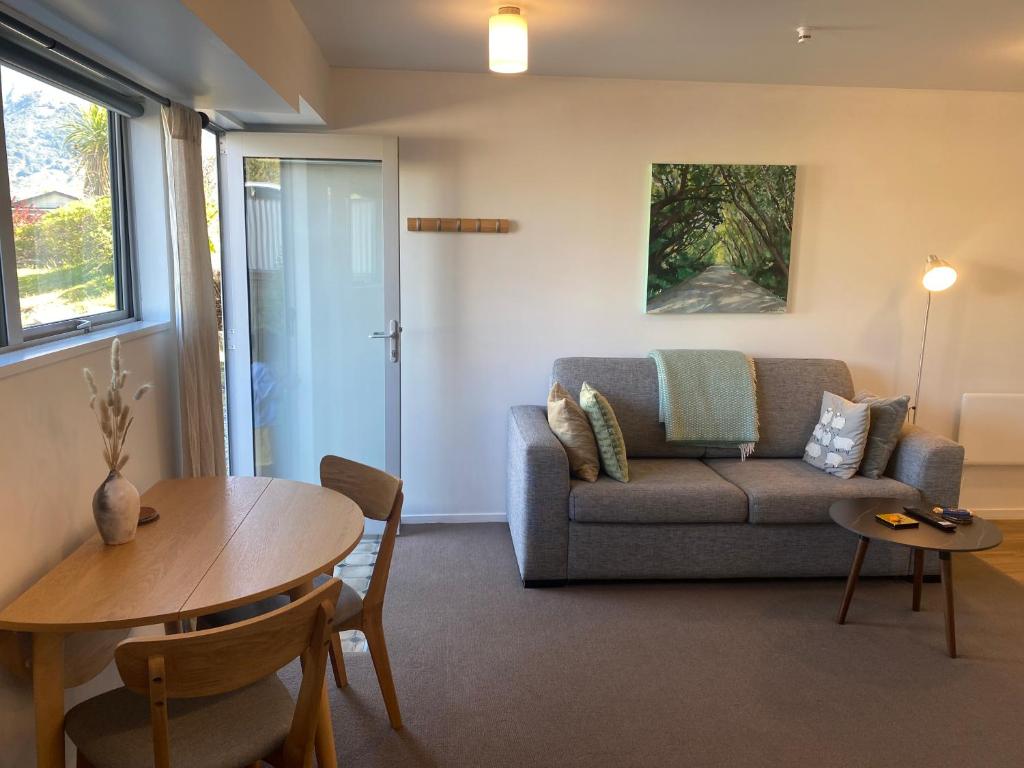 格林諾奇的住宿－Glenorchy Retreat Apartment，客厅配有沙发和桌子