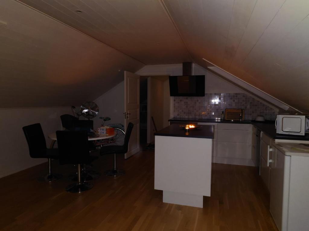 cocina con mesa y sillas en una habitación en Molgans Boning, en Vadstena
