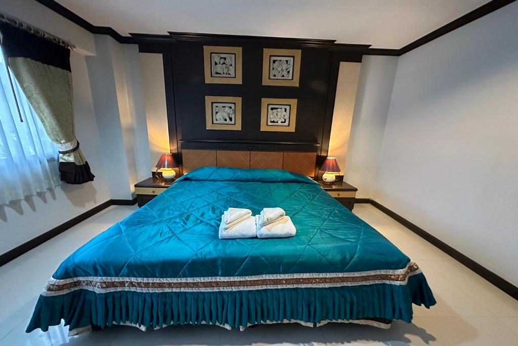 Postel nebo postele na pokoji v ubytování Chiangrai Grand Room Hotel