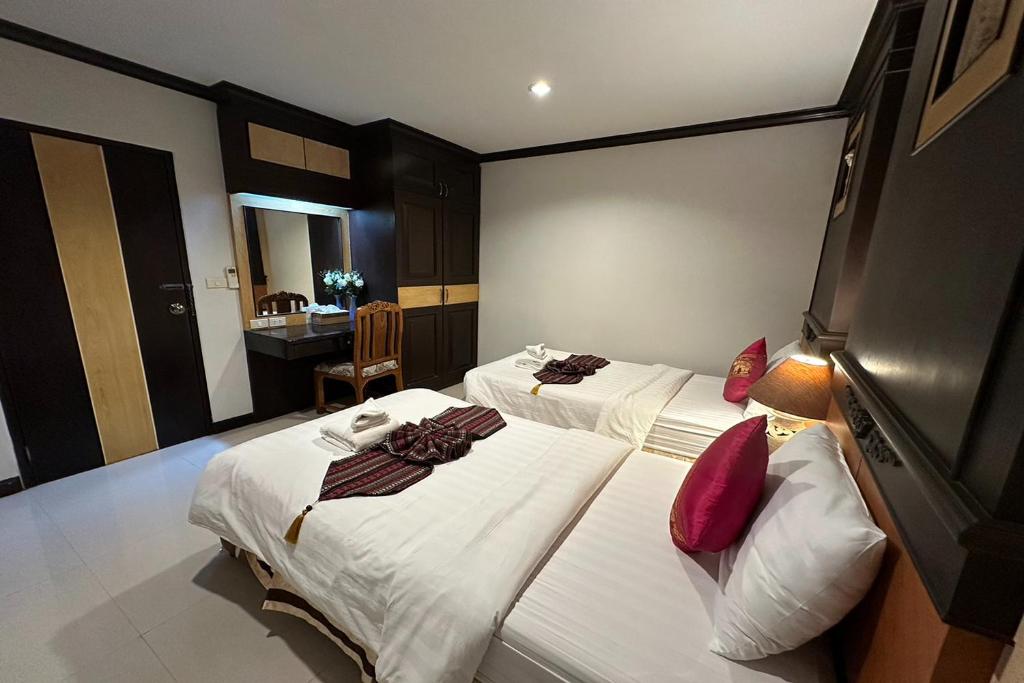 Postel nebo postele na pokoji v ubytování Chiangrai Grand Room Hotel