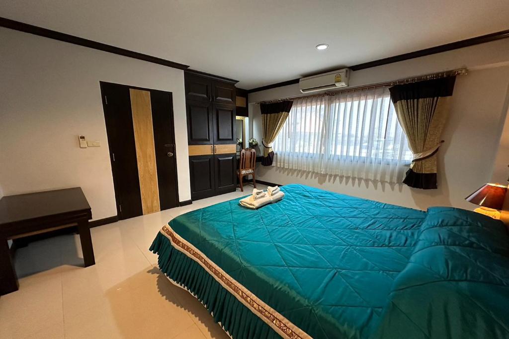 Postel nebo postele na pokoji v ubytování Chiangrai Grand Room Hotel