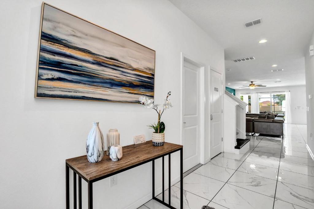 ein Wohnzimmer mit einem Wandgemälde in der Unterkunft Luxury Home at Sonoma 9 En-suites SON102 in Kissimmee