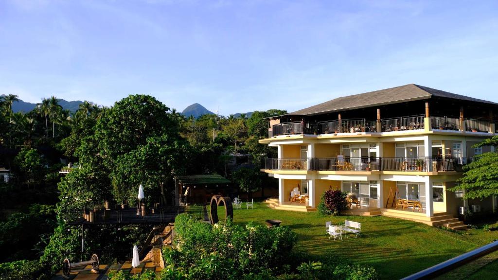 um grande edifício com um pátio com parque infantil em Tanawin BnB em Orani