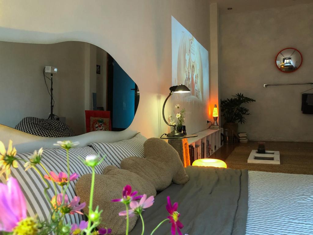 Postel nebo postele na pokoji v ubytování Chơi Như Ở Nhà