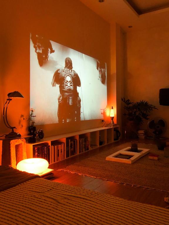 TV a/nebo společenská místnost v ubytování Chơi Như Ở Nhà