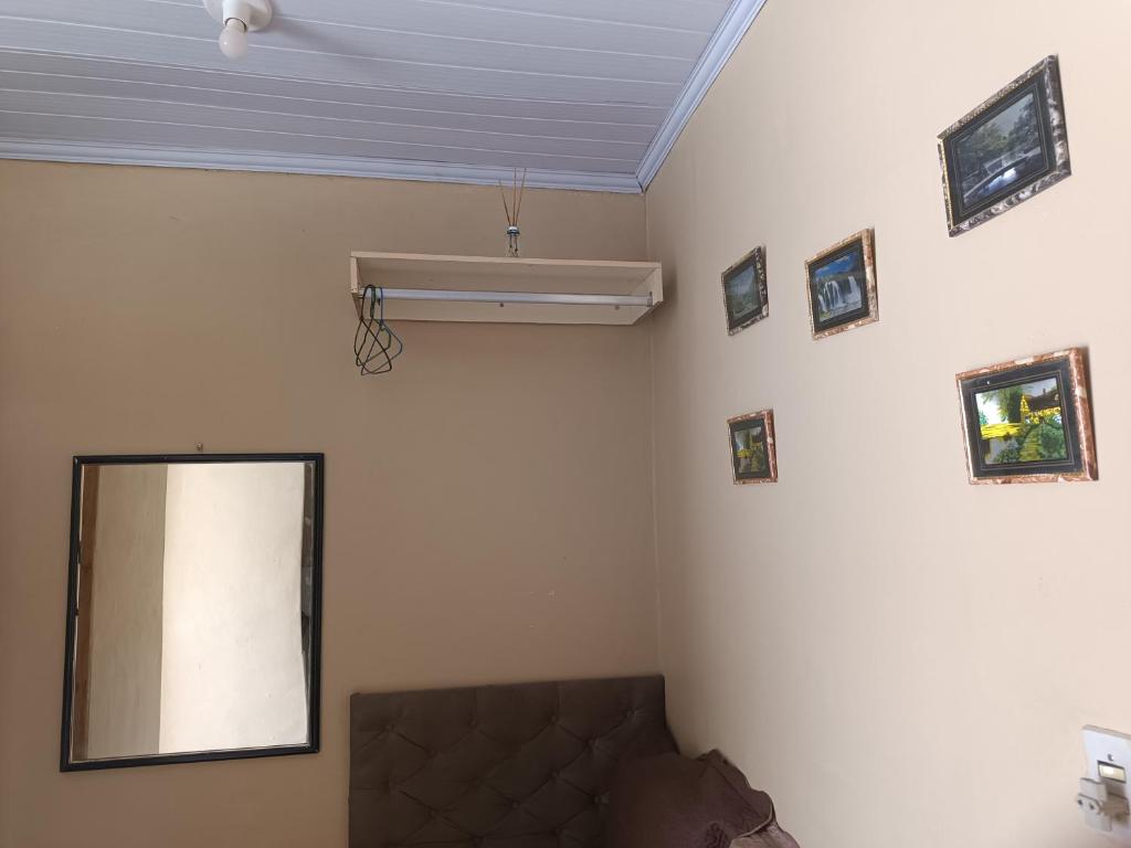 sala de estar con espejo y sofá en Mini kitnet en Brasilia