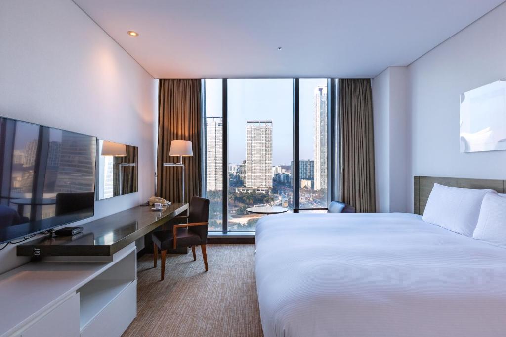 Postel nebo postele na pokoji v ubytování Orakai Songdo Park Hotel