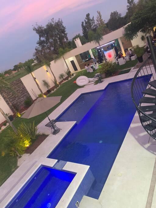 una gran piscina azul frente a una casa en Norenten, en Aguascalientes