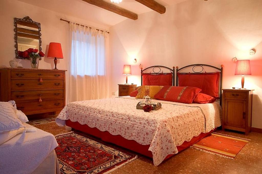 מיטה או מיטות בחדר ב-Blue House near Bagnoregio-overlooking the Umbrian Mountains and Tiber Valley