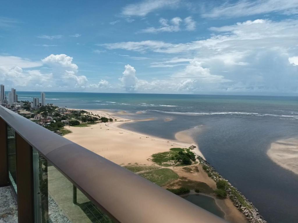 vistas a la playa y al océano desde un edificio en Beira Mar com Café da Manhã flatbeiramarrecife, en Recife