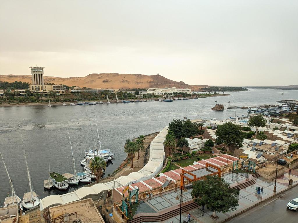 Blick auf einen Wasserkörper mit Booten in der Unterkunft TOP HOTEL in Assuan