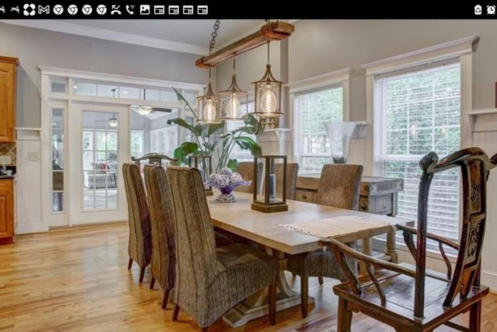 Fotografie z fotogalerie ubytování Sleeps16, 11-Person Swim-Spa, 75" TV 4 Movie Nights, Spacious Home, Close To Downtown, Beltline, And Walk To Restaurants, 2-Person Bathroom Jacuzzi, Ping Pong v destinaci Atlanta