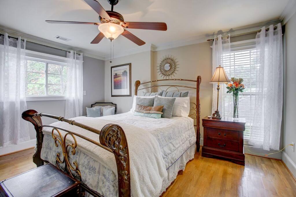 Postel nebo postele na pokoji v ubytování Sleeps16, 11-Person Swim-Spa, 75" TV 4 Movie Nights, Spacious Home, Close To Downtown, Beltline, And Walk To Restaurants, 2-Person Bathroom Jacuzzi, Ping Pong