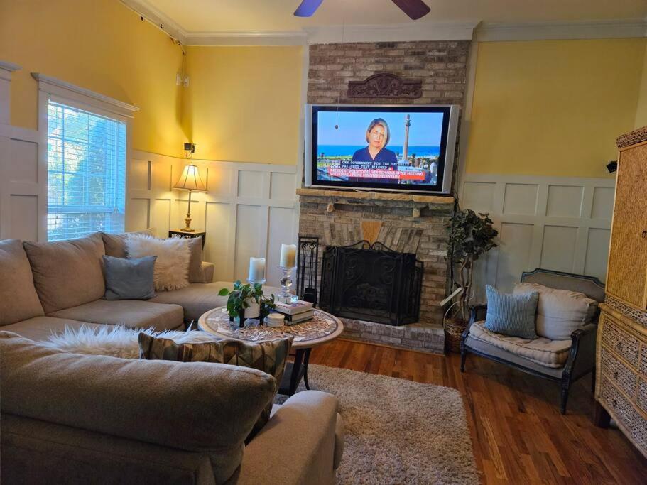 TV a/nebo společenská místnost v ubytování Sleeps16, 11-Person Swim-Spa, 75" TV 4 Movie Nights, Spacious Home, Close To Downtown, Beltline, And Walk To Restaurants, 2-Person Bathroom Jacuzzi, Ping Pong