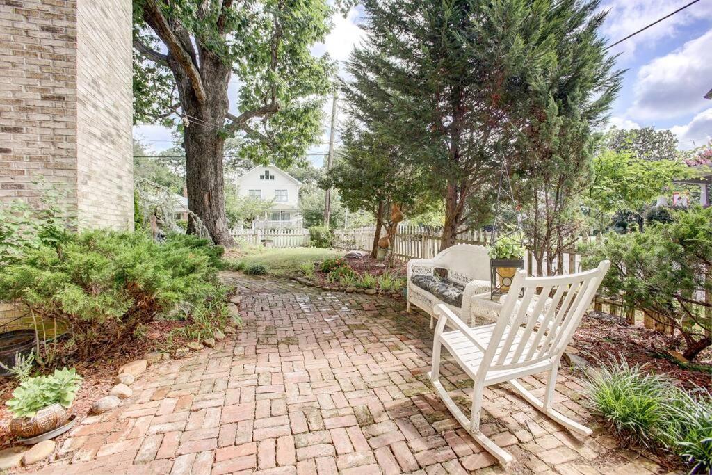 Zahrada ubytování Sleeps16, 11-Person Swim-Spa, 75" TV 4 Movie Nights, Spacious Home, Close To Downtown, Beltline, And Walk To Restaurants, 2-Person Bathroom Jacuzzi, Ping Pong