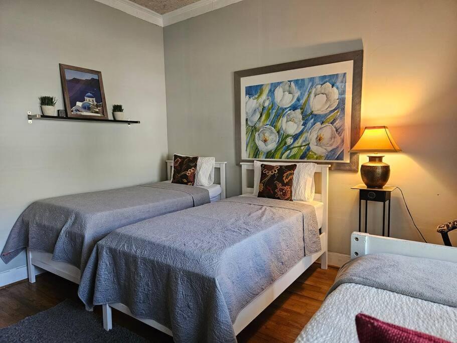 Postel nebo postele na pokoji v ubytování Sleeps16, 11-Person Swim-Spa, 75" TV 4 Movie Nights, Spacious Home, Close To Downtown, Beltline, And Walk To Restaurants, 2-Person Bathroom Jacuzzi, Ping Pong