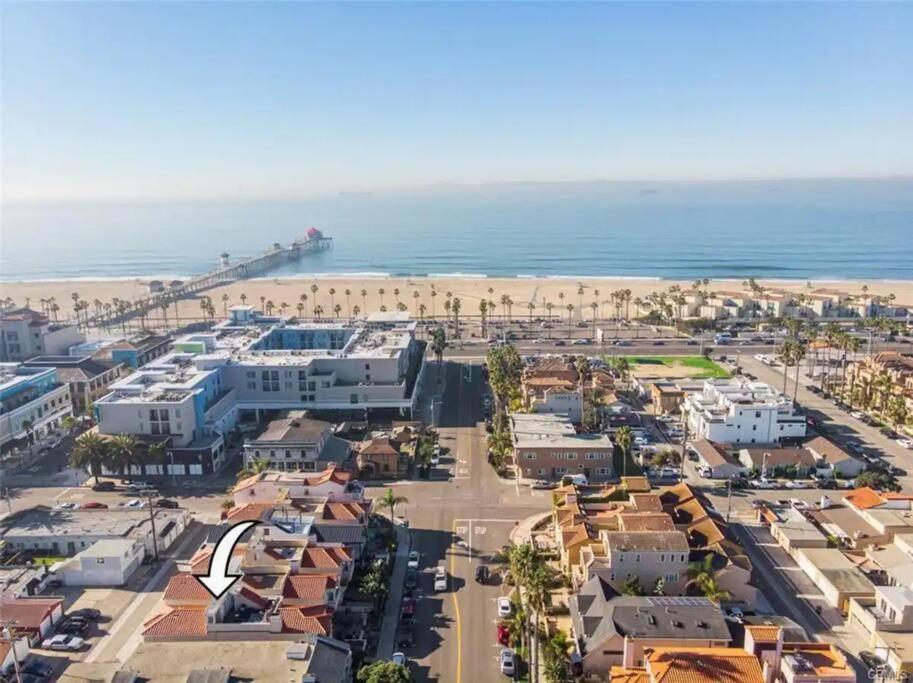 uma vista aérea de uma cidade e da praia em Steps to the beach, piers, downtown em Huntington Beach