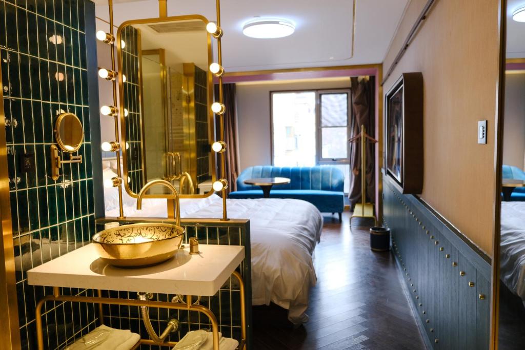 een hotelkamer met een badkamer met een bed en een wastafel bij Xinyu Hotel - Shanghai Jiao Tong University Xinhua Road in Shanghai