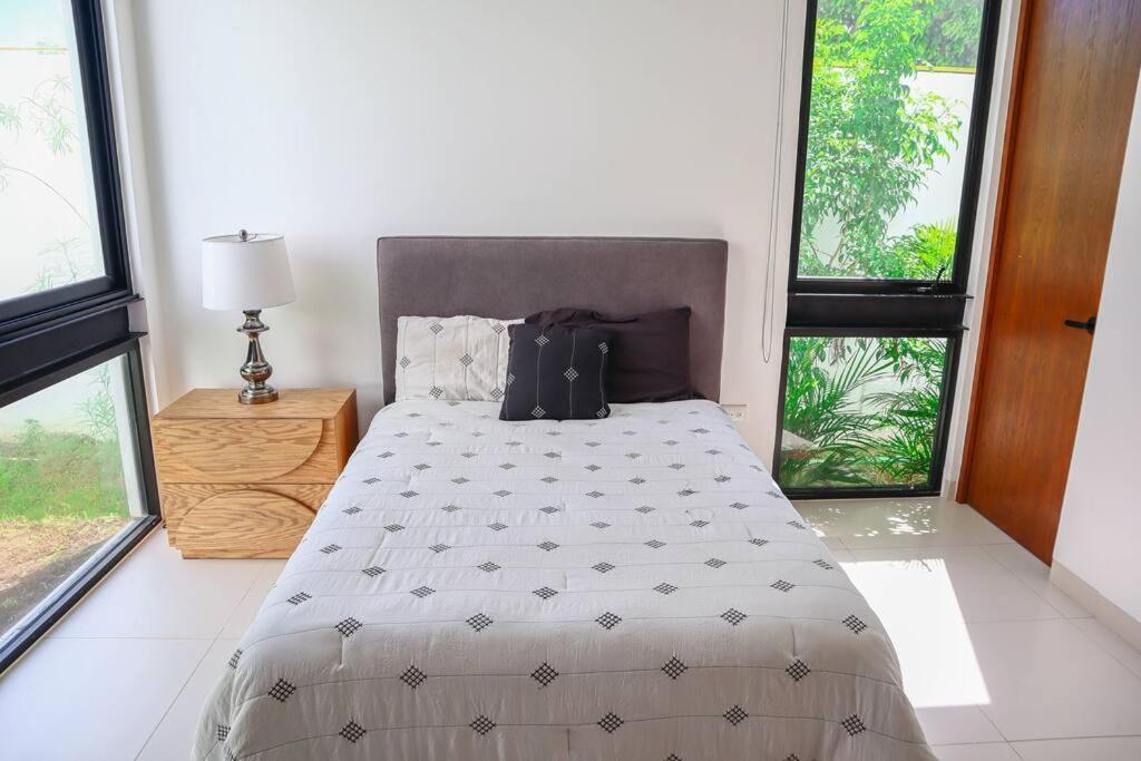 1 dormitorio con 1 cama grande y ventanas en Exclusive accommodation with excellent location, en Mérida