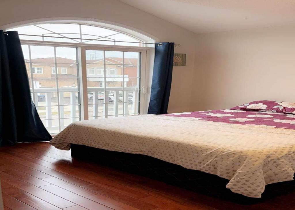 Postel nebo postele na pokoji v ubytování Bright Queen Room close to Sheridan College and Airport