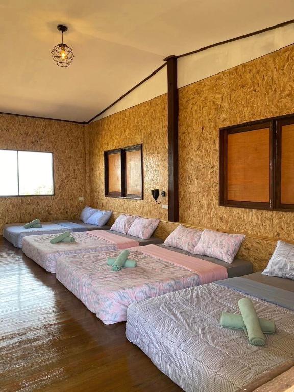 Postel nebo postele na pokoji v ubytování Parinya Hill Homestay & Cafe Koh Larn