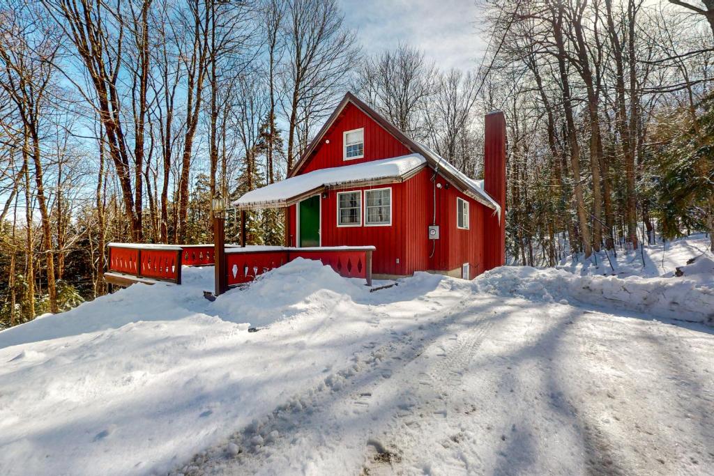 una casa rossa nella neve davanti a una strada di Little Bend Haven a Wilmington