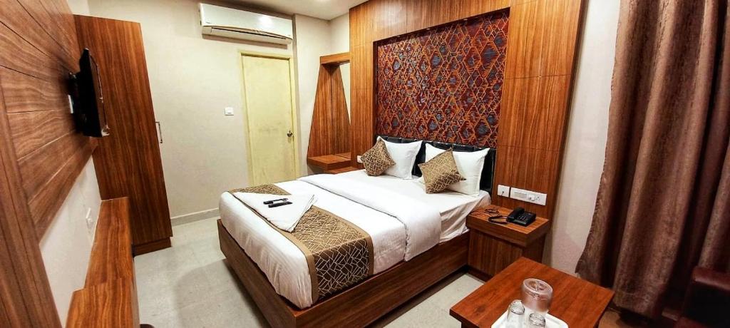 een hotelkamer met een bed en een televisie bij The Parion Business Class Hotel in Chennai