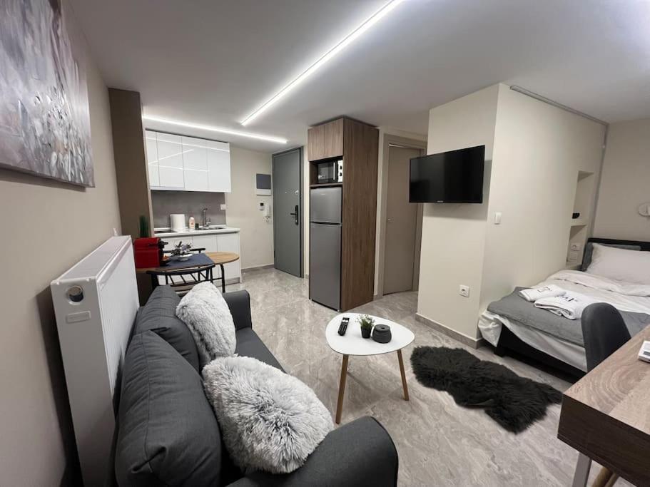 sala de estar con sofá y cama en Odyssey Apt 3, en Tesalónica