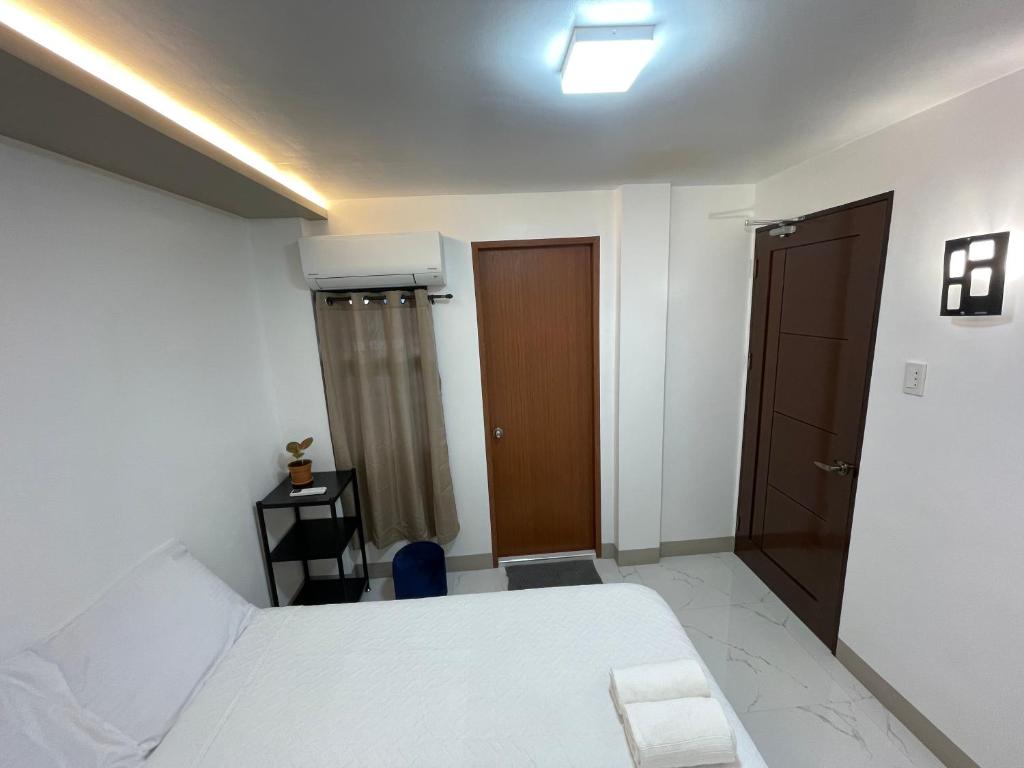 Postel nebo postele na pokoji v ubytování SHOWMECAS Alley Stay