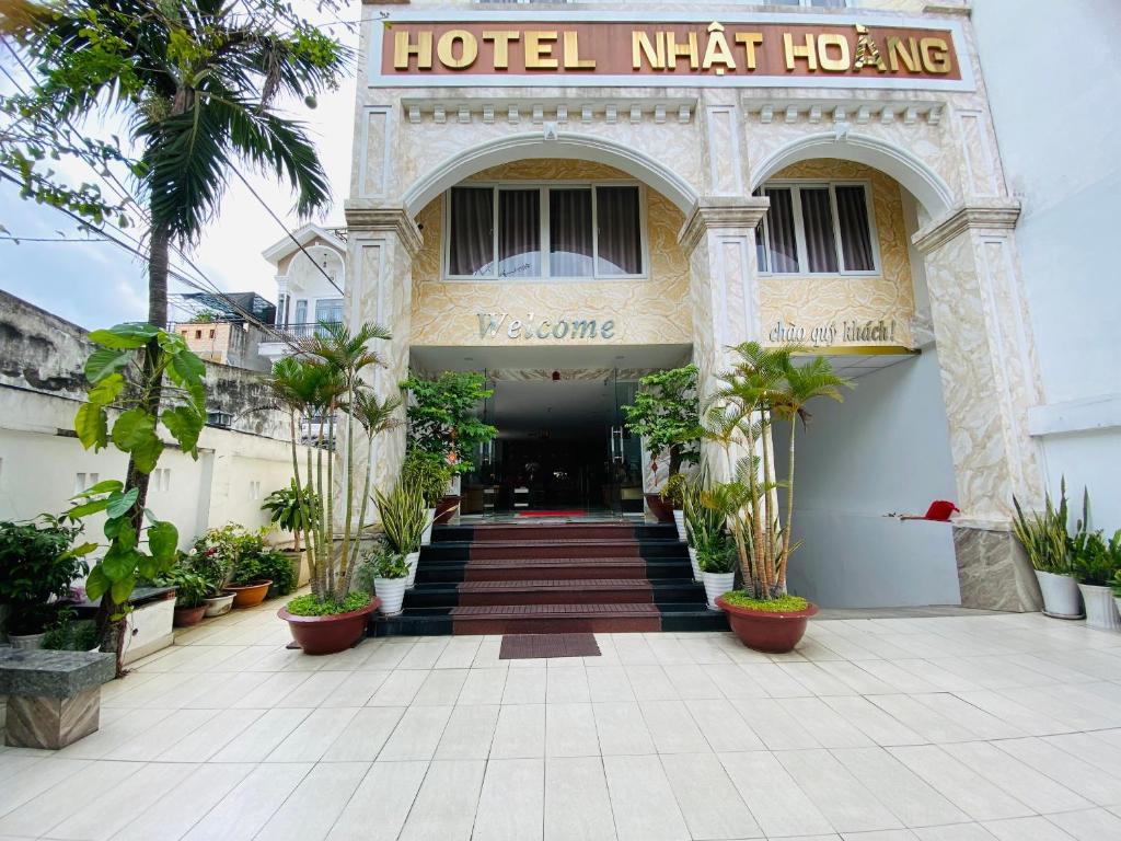un hôtel avec un panneau à l'avant dans l'établissement Nhat Hoang Hotel, à Hô-Chi-Minh-Ville