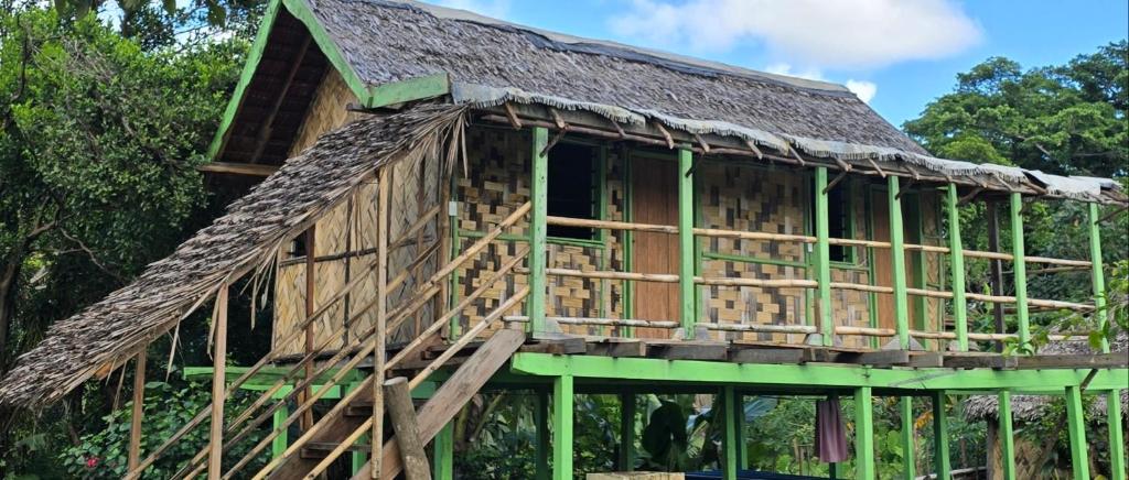 Baumhaus mit Balkon und Dach in der Unterkunft Tanna tree house and bangalows in Lénakel