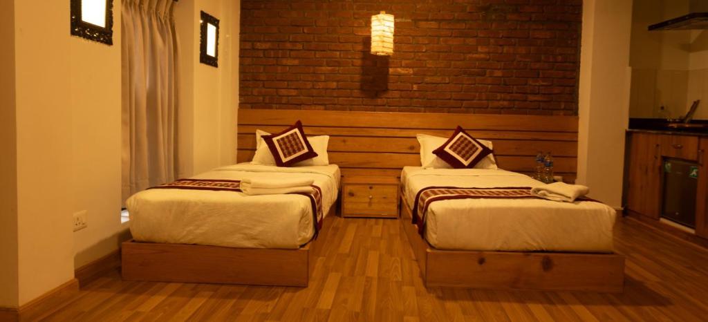 two beds in a hotel room with at Subha Casa Hotel in Pātan