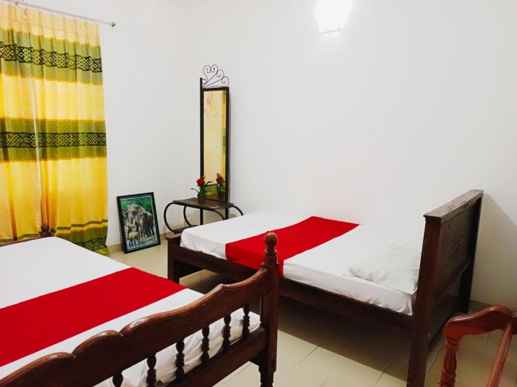 1 dormitorio con 2 camas y ventana en Blue louts, en Polonnaruwa