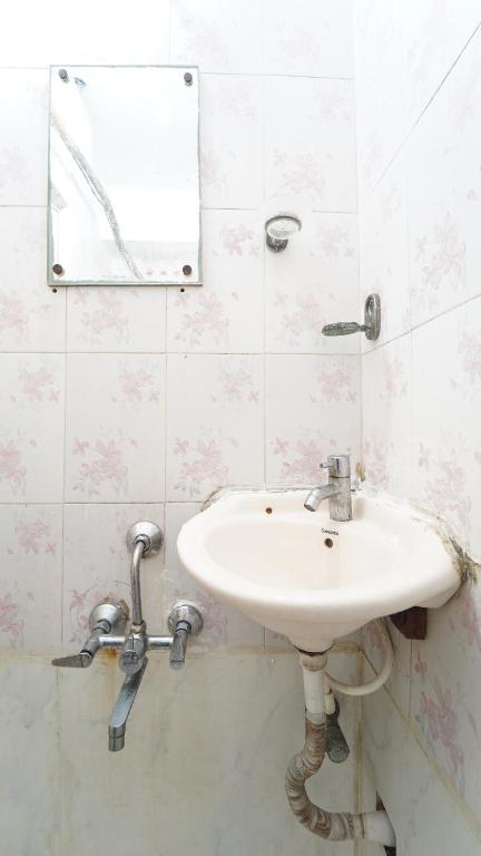 本地治里的住宿－CGR PONDY，一间带水槽和镜子的浴室