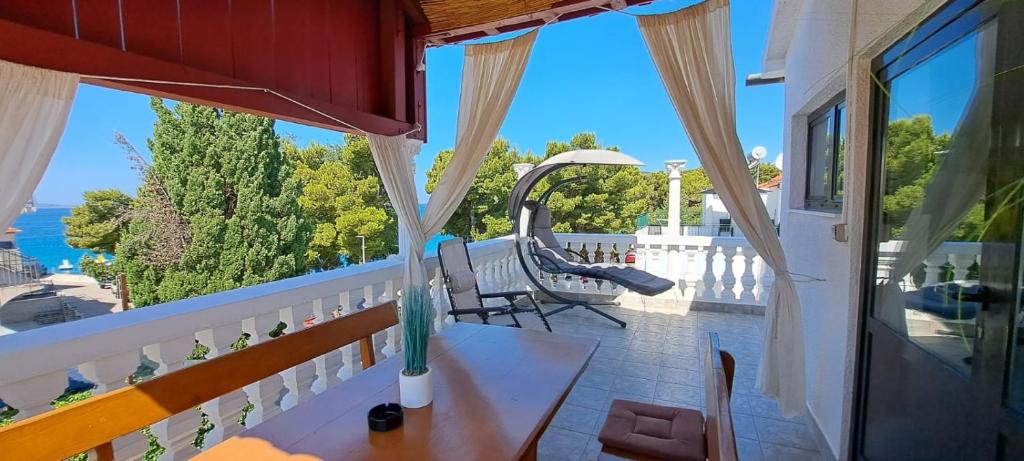 Haus mit Balkon und Blick auf das Wasser in der Unterkunft Jona in Tribunj