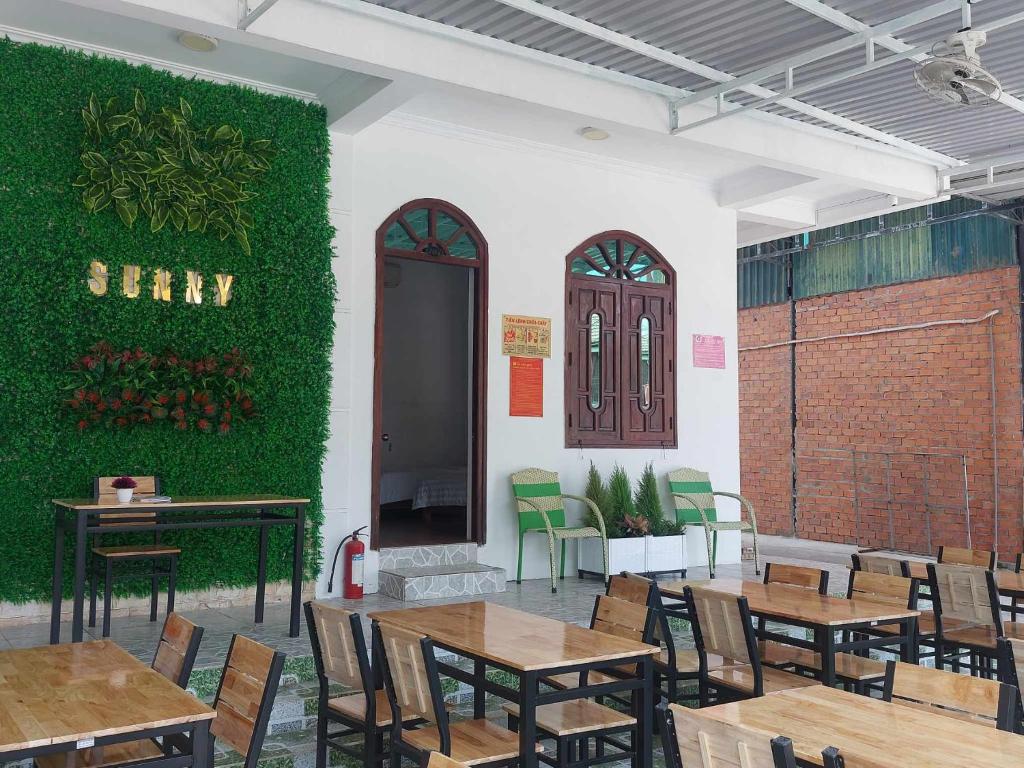 Khu vực ghế ngồi tại Sunny Homestay
