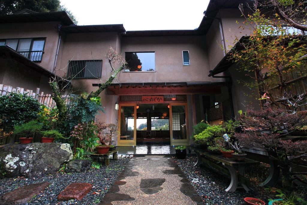 una entrada a un edificio con un patio con plantas en Kokoronodoka en Kawazu