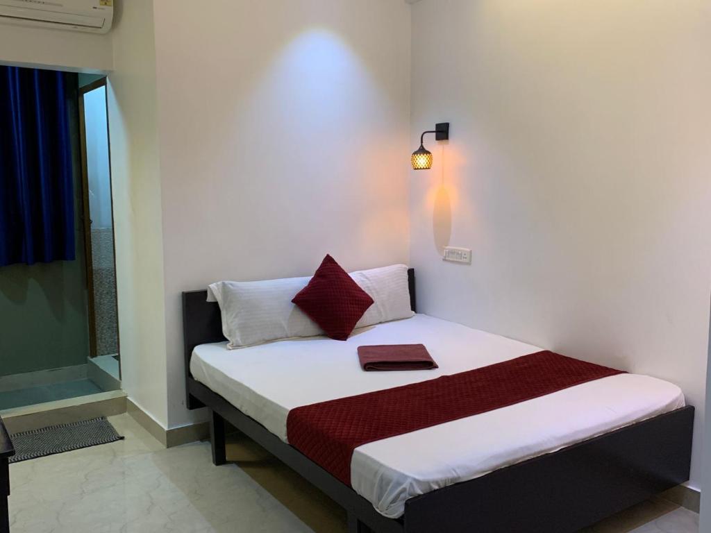 1 dormitorio con 1 cama en una habitación en FAAZ Residency, en Kozhikode