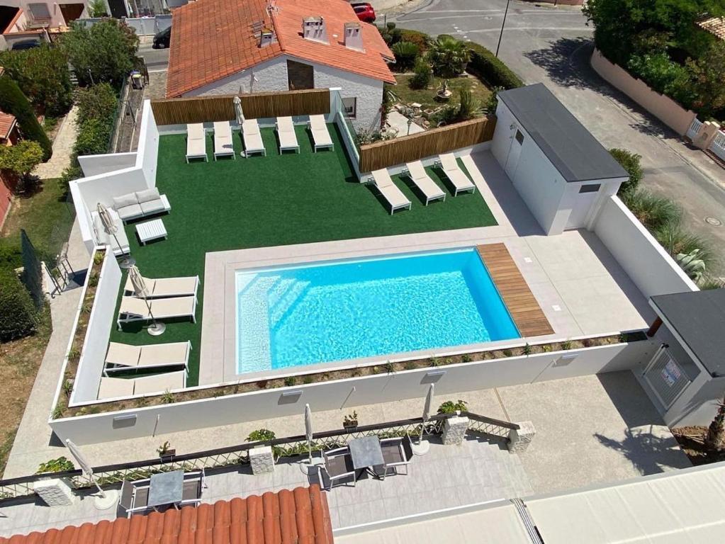 an aerial view of a house with a swimming pool at Hôtel Le Belvedere in Saint-Cyprien